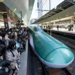 Giappone, treno è in ritardo, passeggeri infuriati: il macchinista tenta il suicidio