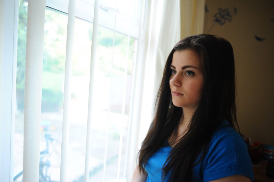 GB, si scattano selfie con telefono dell'amico e scoprono il suo orribile segreto