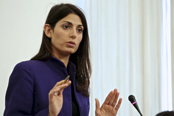 Virginia Raggi sembra arrancare in salita e prendere decisioni insicure