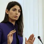 Virginia Raggi sembra arrancare in salita e prendere decisioni insicure