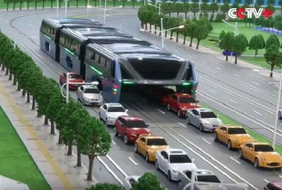 In Cina l’autobus elettrico “a ponte” che passa sopra al traffico