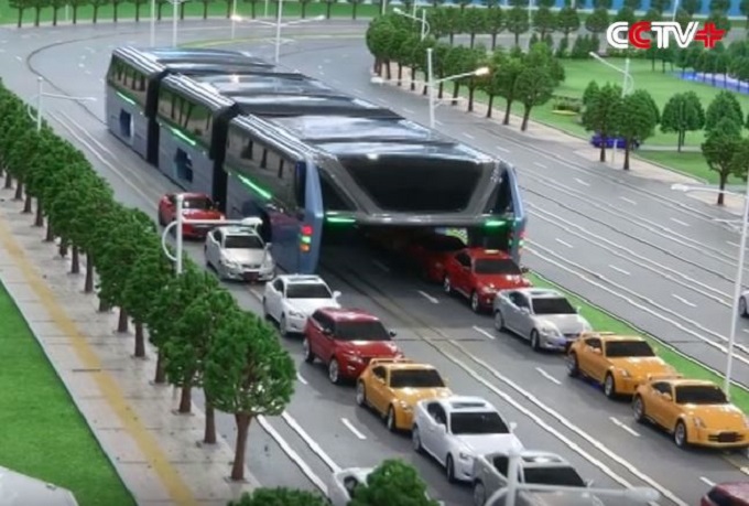 In Cina l’autobus elettrico “a ponte” che passa sopra al traffico