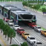 In Cina l’autobus elettrico “a ponte” che passa sopra al traffico