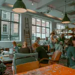 Aumentare la visibilità di un’attività commerciale con illuminazione e design